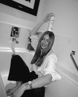 Marina Ruy Barbosa feet photo thumbnail