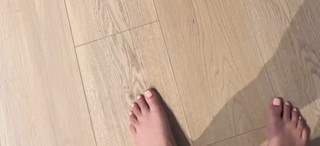 Erin Lim feet photo thumbnail