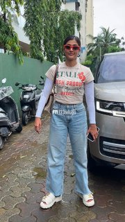 Pooja Hegde feet photo thumbnail