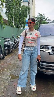 Pooja Hegde feet photo thumbnail