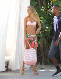 Doutzen Kroes feet photo thumbnail