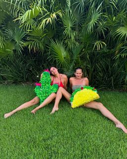 Chrissy Teigen feet photo thumbnail