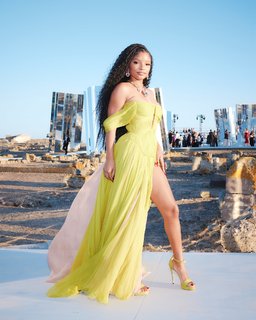 Halle Bailey feet photo thumbnail