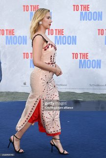 Scarlett Johansson feet photo thumbnail