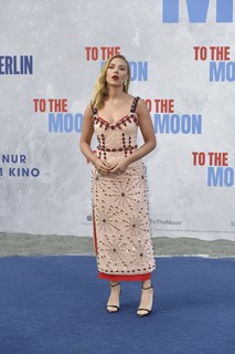 Scarlett Johansson feet photo thumbnail