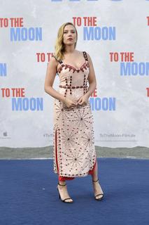 Scarlett Johansson feet photo thumbnail