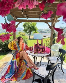 Bella Thorne feet photo thumbnail