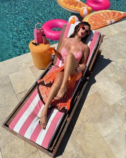 Bella Thorne feet photo thumbnail
