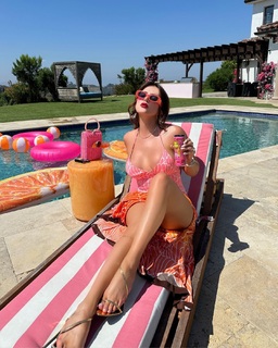Bella Thorne feet photo thumbnail