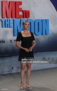 Scarlett Johansson feet photo thumbnail