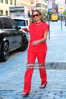 Rita Ora feet photo thumbnail