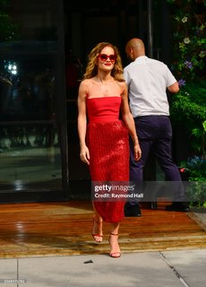 Rita Ora feet photo thumbnail