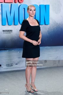 Scarlett Johansson feet photo thumbnail