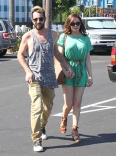 Rose McGowan feet photo thumbnail