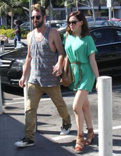 Rose McGowan feet photo thumbnail