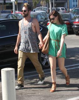 Rose McGowan feet photo thumbnail
