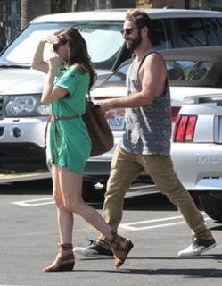 Rose McGowan feet photo thumbnail