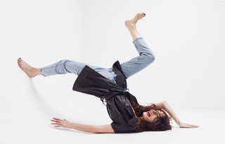 Phoebe Tonkin feet photo thumbnail