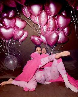 Khloé Kardashian feet photo thumbnail