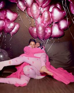 Khloé Kardashian feet photo thumbnail