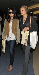 Selena Gomez feet photo thumbnail
