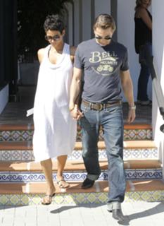 Halle Berry feet photo thumbnail