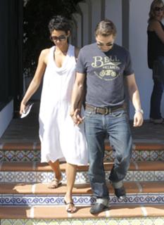 Halle Berry feet photo thumbnail