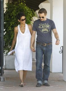 Halle Berry feet photo thumbnail