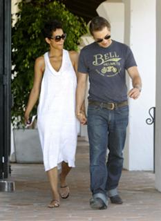 Halle Berry feet photo thumbnail