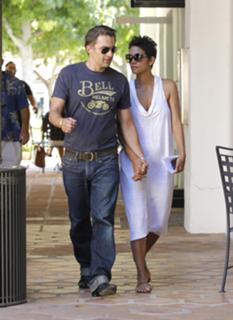 Halle Berry feet photo thumbnail
