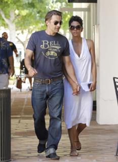Halle Berry feet photo thumbnail