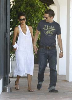 Halle Berry feet photo thumbnail