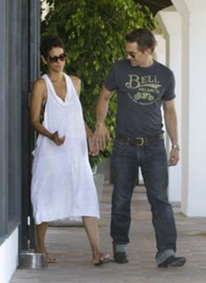 Halle Berry feet photo thumbnail