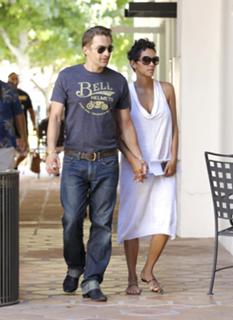 Halle Berry feet photo thumbnail