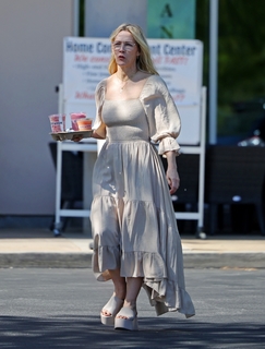 Jennie Garth feet photo thumbnail