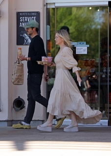 Jennie Garth feet photo thumbnail