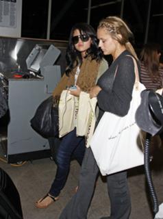 Selena Gomez feet photo thumbnail