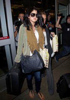 Selena Gomez feet photo thumbnail