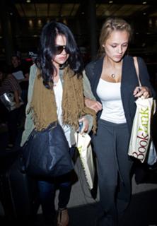 Selena Gomez feet photo thumbnail