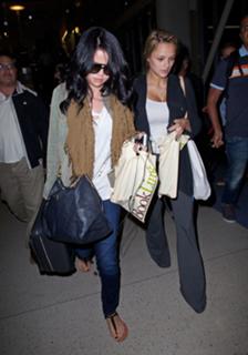 Selena Gomez feet photo thumbnail