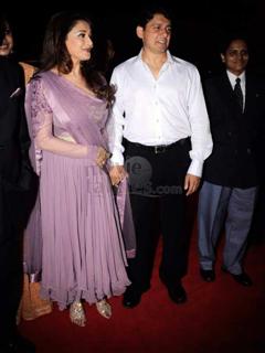 Madhuri Dixit feet photo thumbnail
