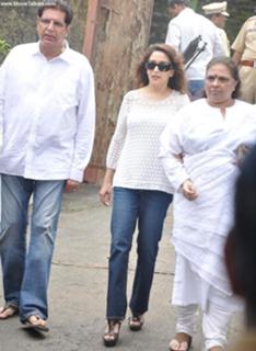 Madhuri Dixit feet photo thumbnail