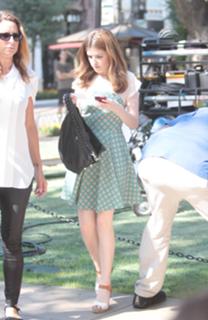 Anna Kendrick feet photo thumbnail