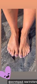 Denise Van Outen feet photo thumbnail