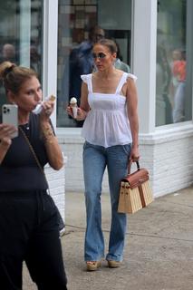 Jennifer Lopez feet photo thumbnail