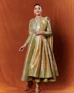 Sonali Bendre feet photo thumbnail