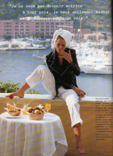 Claudia Schiffer feet photo thumbnail