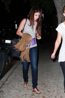 Selena Gomez feet photo thumbnail