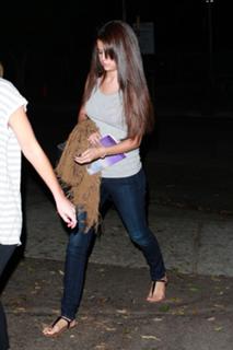 Selena Gomez feet photo thumbnail