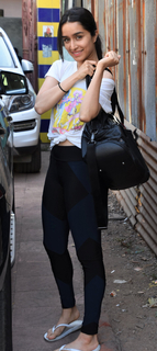 Shraddha Kapoor feet photo thumbnail
